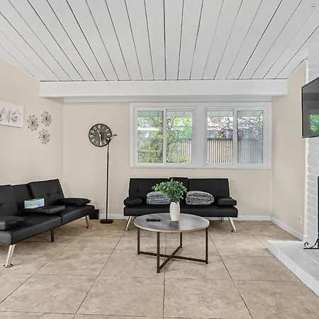 Entire 3Br House With Playground Tent